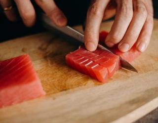 cutting tuna